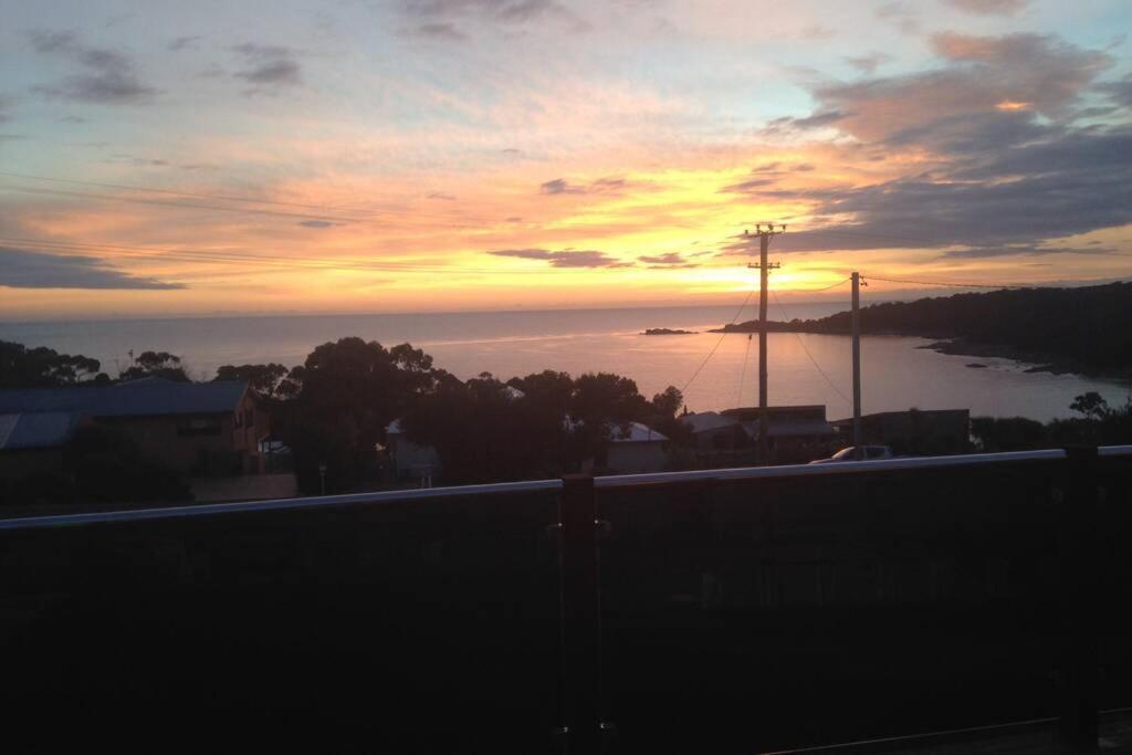 The Tin Shed Couples Accommodation At Bay Of Fires Binalong Bay ภายนอก รูปภาพ