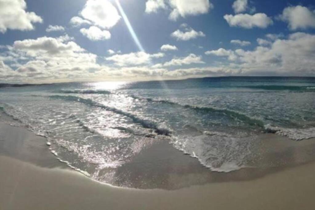 The Tin Shed Couples Accommodation At Bay Of Fires Binalong Bay ภายนอก รูปภาพ